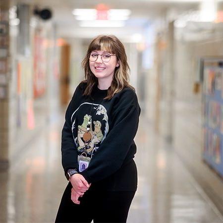 MSU Denver student Amber Osborn, who will graduate in May, is one recipient of a $22,由于科罗拉多州HB22-1220:消除教育工作者准备的障碍，她在最后两个学期获得了2000万美元的津贴. Photo by Alyson McClaran